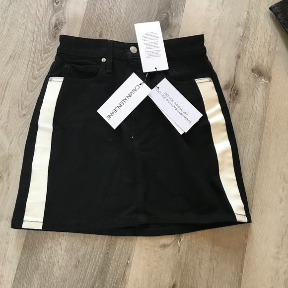Calvin Klein Mini Skirt Brand New Size 28 waist - Picture 1 of 3